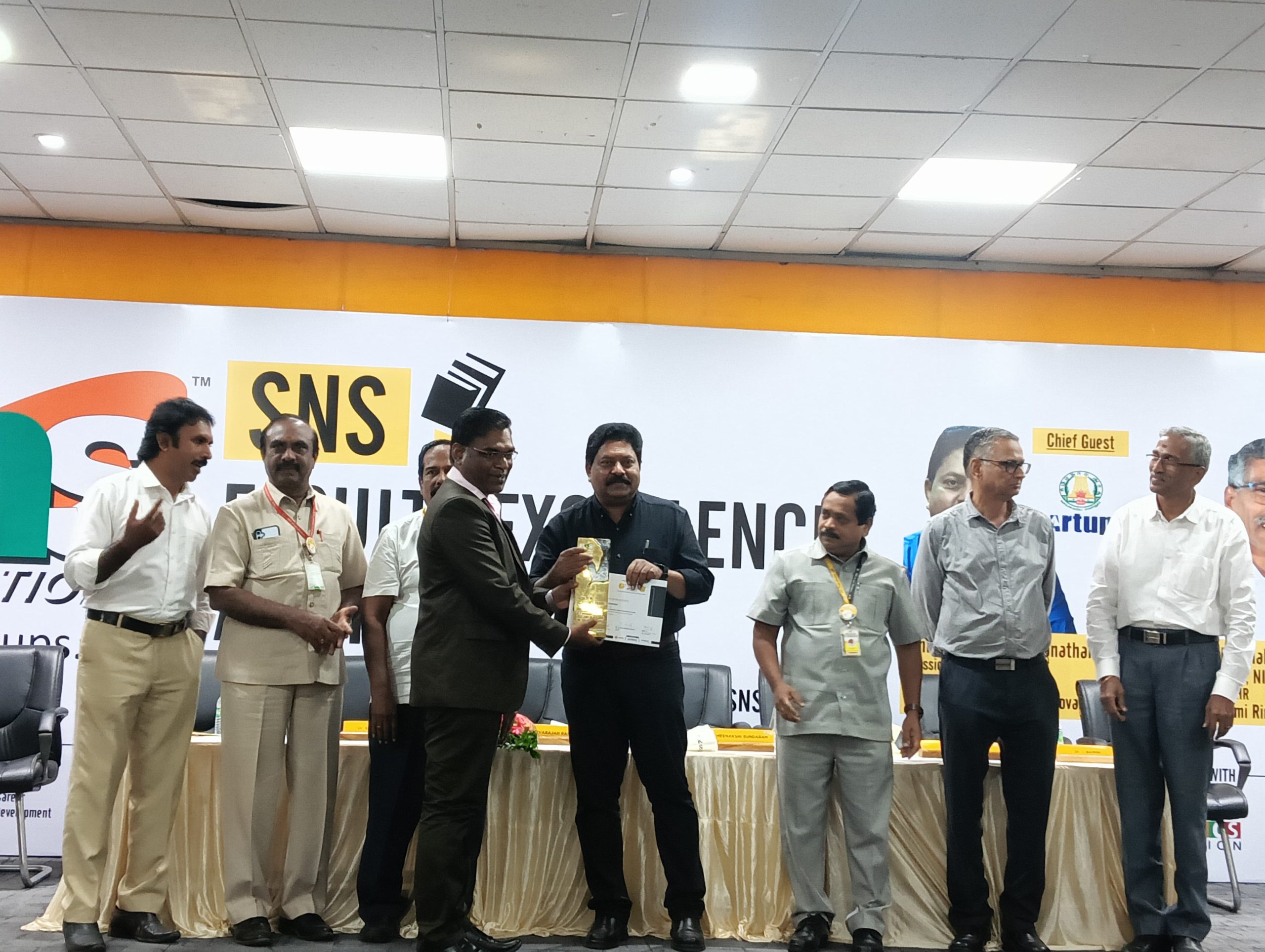 Dr R Saravanan, IQAC Co-ordinator & Asp/Civil received Research Excellence Award -2024-25